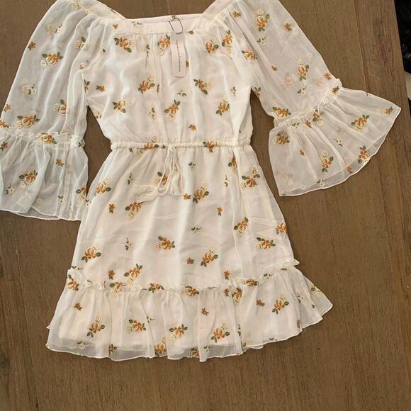 Cupcakes and Cashmere Leer Dress /flower NWT - Picture 2 of 8